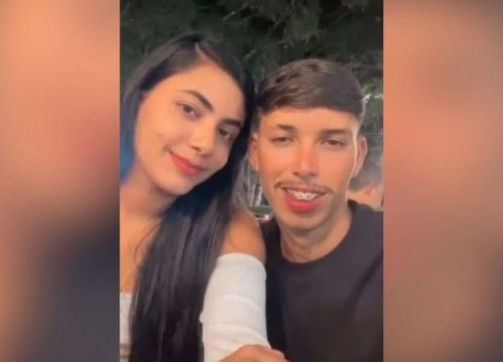 Casal de jovens morre em acidente entre moto e carro na Bahia; duas pessoas ficam feridas
