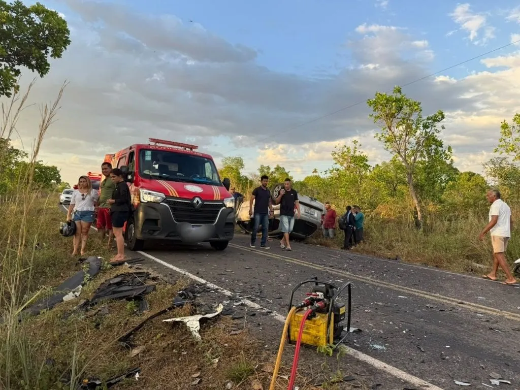 Colisão entre dois carros deixa dois mortos e outras vítimas feridas no interior do Piauí