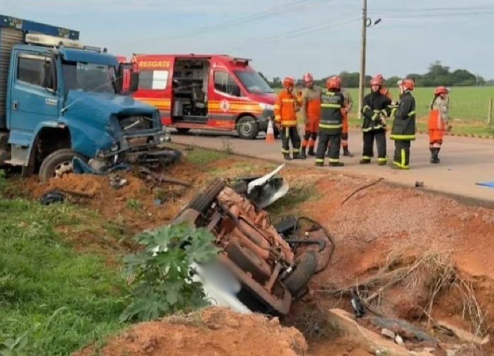 Colisão frontal entre caminhão e Fiat Strada mata duas pessoas na BR-163