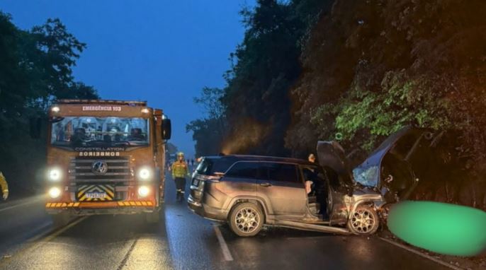 Colisão frontal entre carros deixa duas pessoas mortas e homem ferido na BR-282