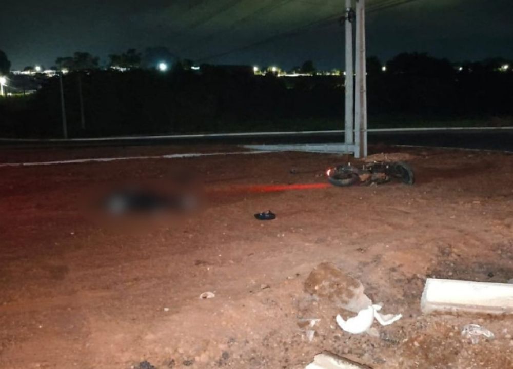 Dois homens morrem após moto atravessar canteiro em rotatória