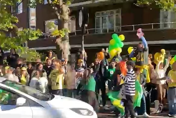 Em Londres, petistas gritam “Lula” e bolsonaristas levam abóbora para votar