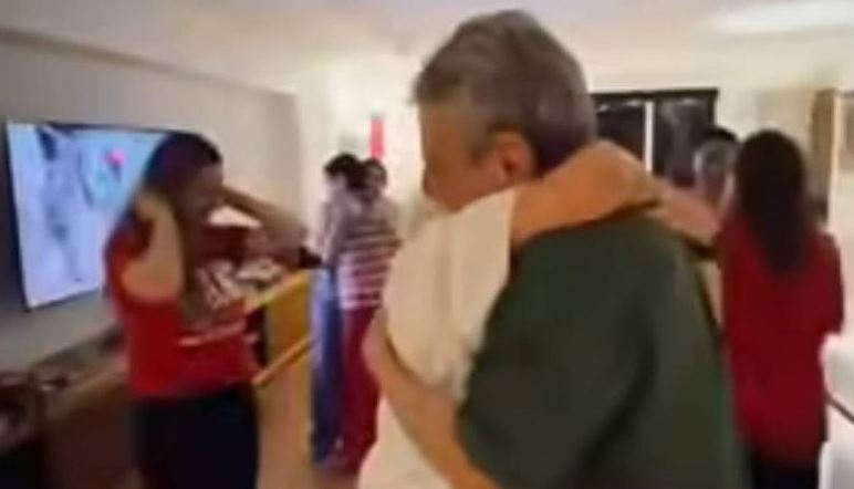 Ex-casal, Chico Buarque e Marieta Severo se emocionam e celebram vitória de Lula com abraço