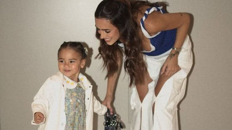 Filha de Neymar aparece com camisa de time rival do Santos e Bruna Biancardi se explica