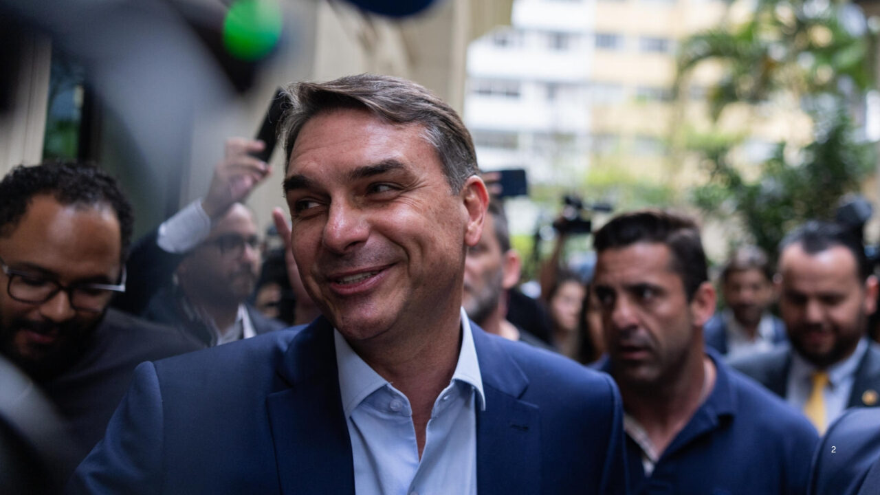 Flávio Bolsonaro confirma presença no debate da Band e provoca Lula