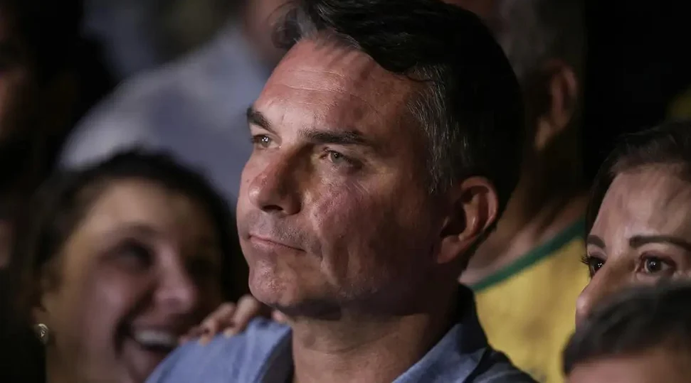 Flávio Bolsonaro deixa Senado em 2027; investigações podem sair do STF