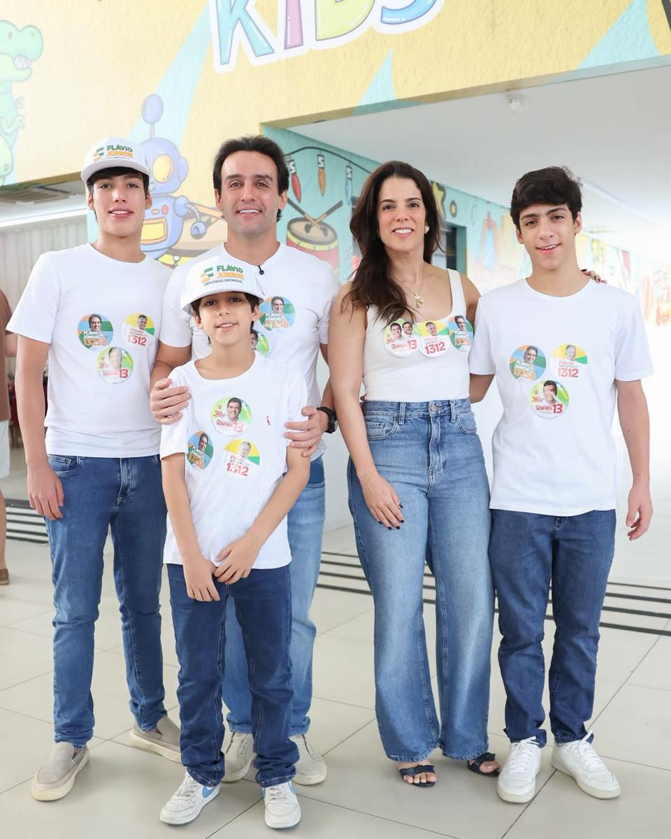 Flávio Nogueira Júnior vota ao lado da família e destaca fortalecimento da democracia no Piauí