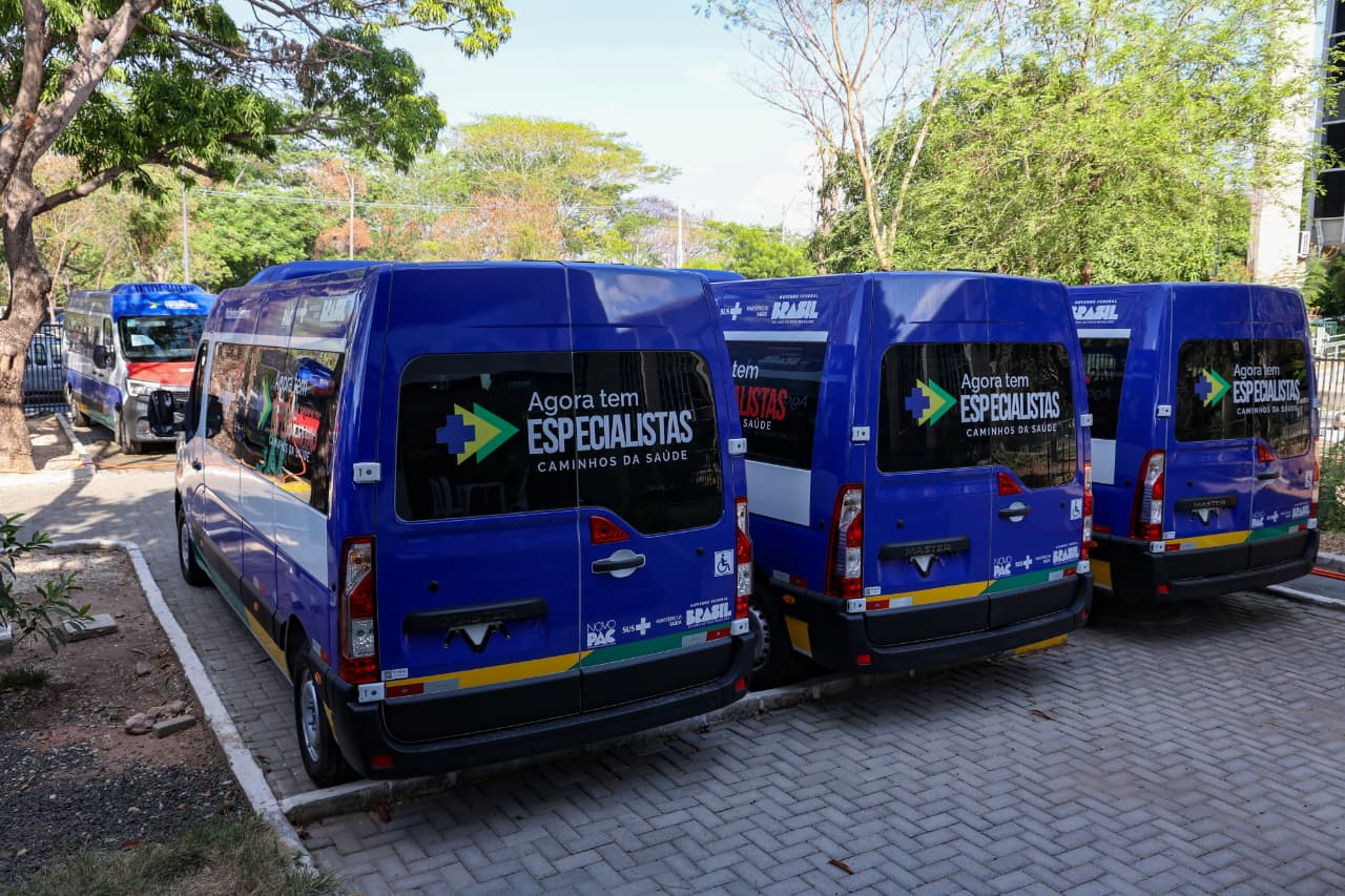 Governo do Estado entrega veículos para transporte de pacientes e ambulância do Samu a municípios piauienses