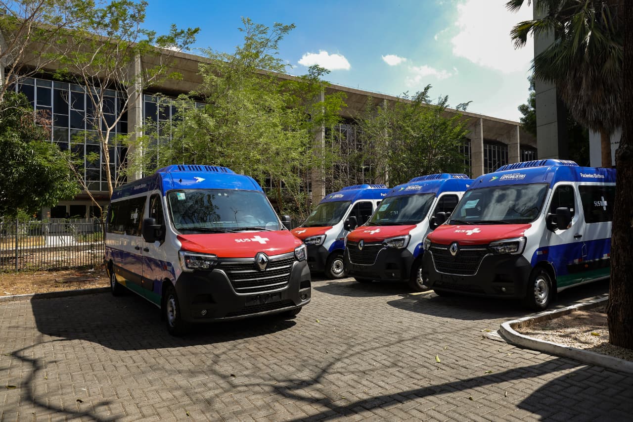 Governo do Estado entrega veículos para transporte de pacientes e ambulância do Samu a municípios piauienses