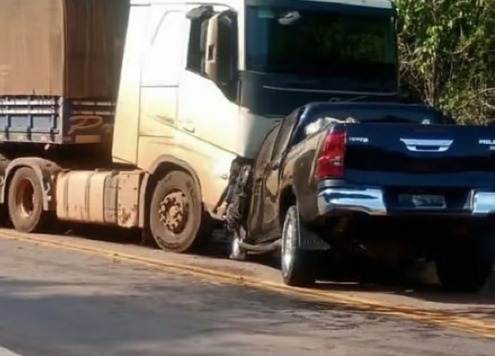Grave colisão entre carreta e caminhonete deixa 4 pessoas mortas na BR-163 no Nortão