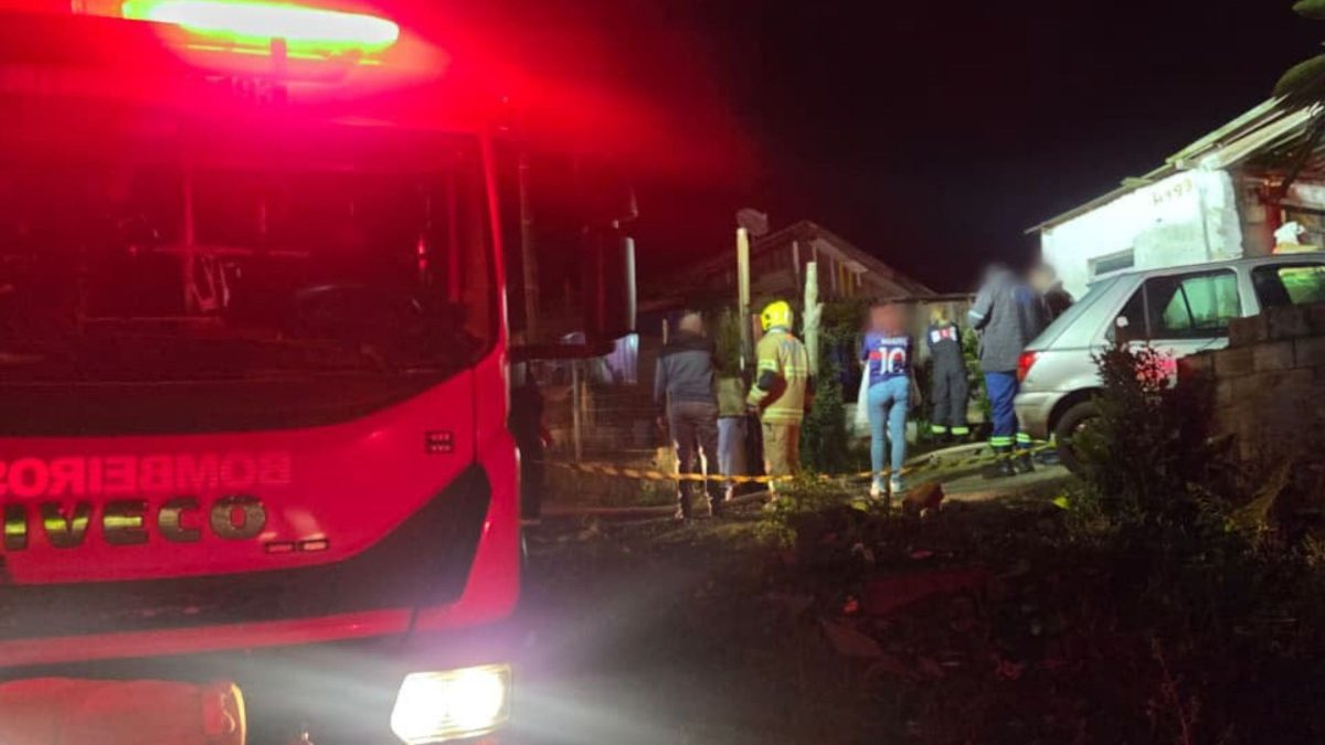 Grávida de 20 anos é encontrada morta do lado de fora de casa incendiada em SC; idoso também morreu