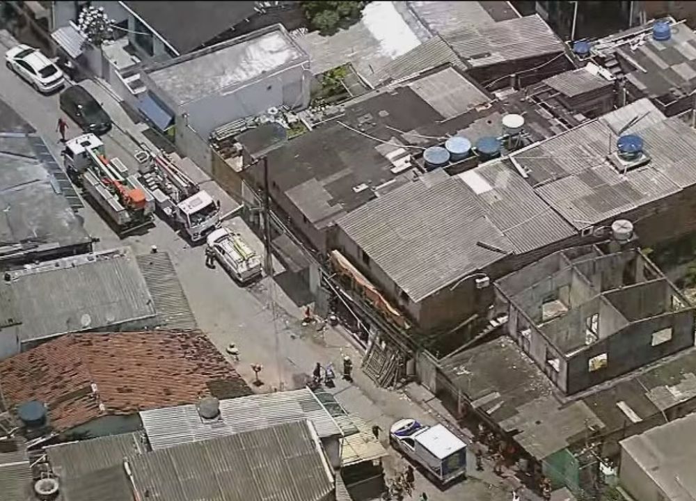 Homem de 30 anos morre eletrocutado após tocar em fio caído durante tiroteio