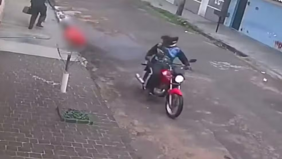 Homem é morto com tiro após ser agredido com pauladas em briga de bar em MG
