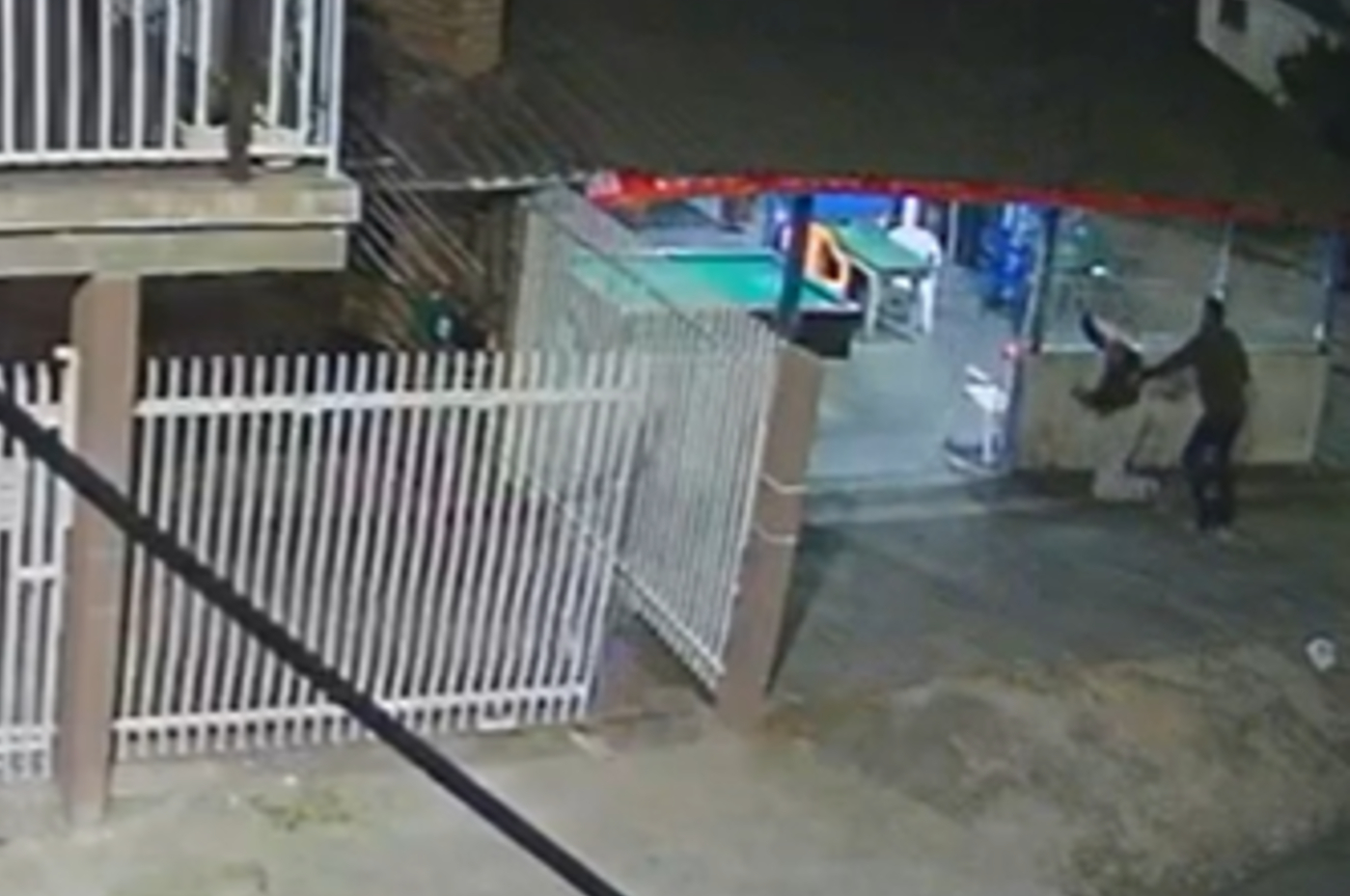 Homem morre após ser golpeado com facão no pescoço em bar no Tatuquara