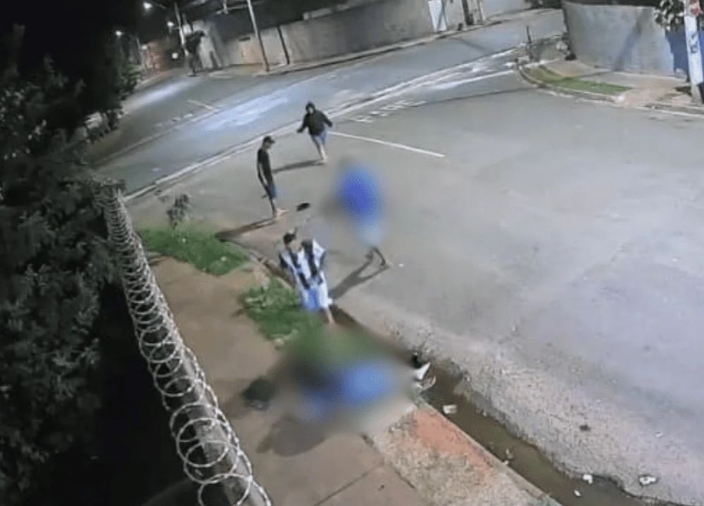 Homens morrem em troca de tiros após briga por pés na parede de comércio. Veja vídeo