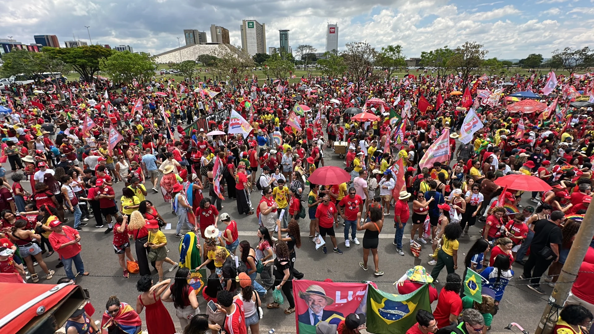 imagens do ato da esquerda em Brasília neste domingo (18)