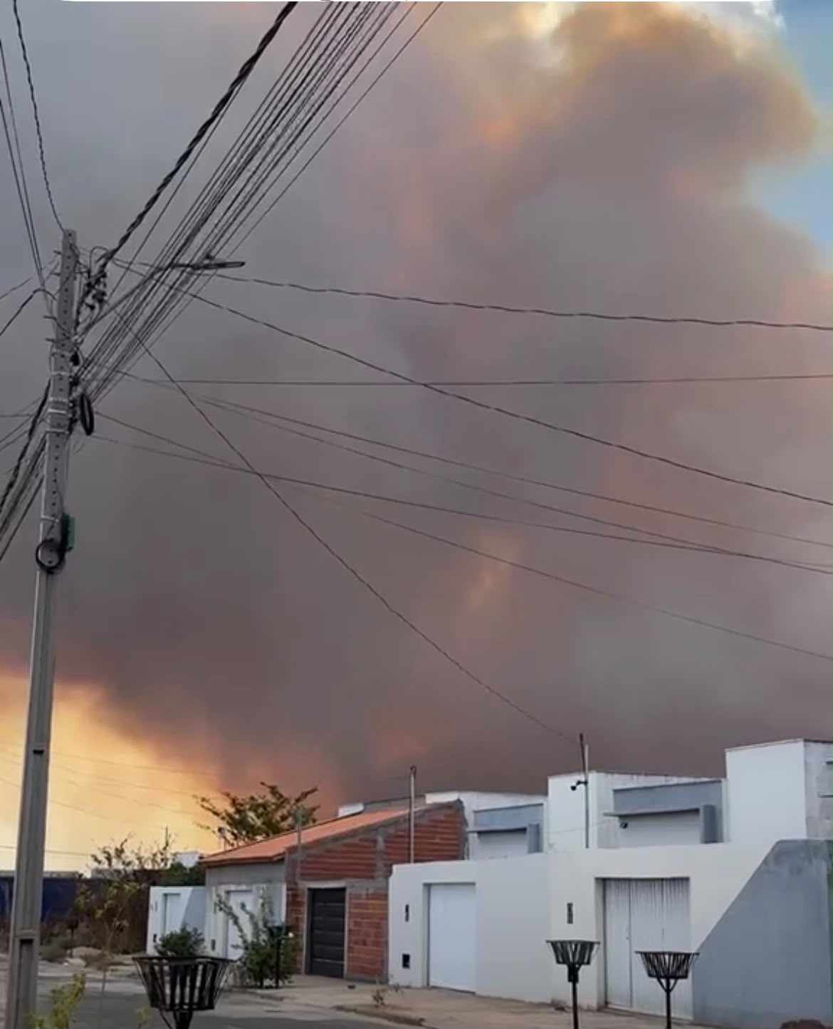 Incêndio de grandes proporções assusta moradores no Residencial Judite Nunes, Zona Sul de Teresina