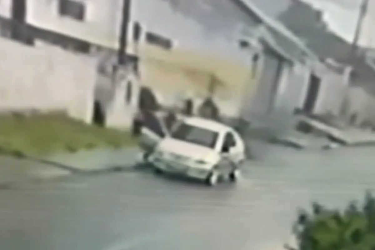 Jovem é morta a facadas por suspeito dentro de carro na Grande Curitiba