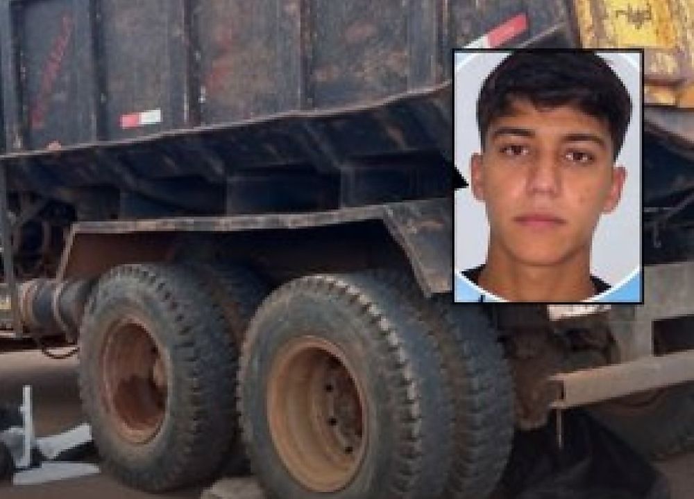 Jovem motociclista é atingido por caminhão, cai e morre atropelado