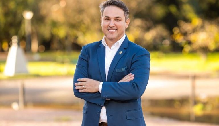 Luciano Zucco foi eleito neste domingo (4) governador do Rio Grande do Sul. De acordo com o TSE (Tribunal Superior Eleitoral), o tenente-coronel da reserva obteve mais da metade dos votos válidos, definindo a eleição no estado ainda no primeiro turno.  Zucco tem como vice na chapa a deputada estadual Silvana Covatti, 62 anos, do Progressistas.