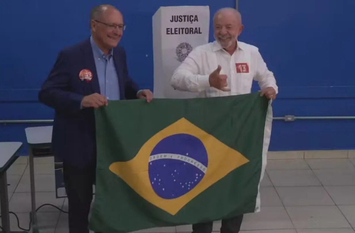 Lula vota em São Bernardo do Campo ao lado de Janja e Geraldo Alckmin