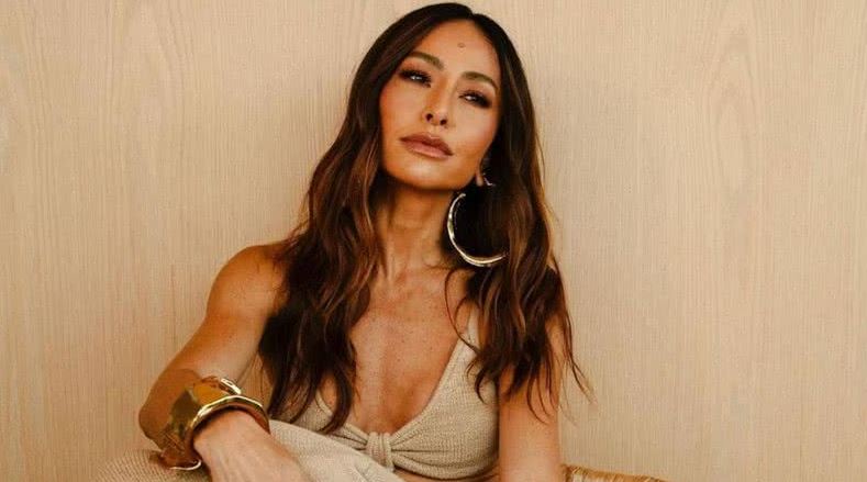 Maratona de mãe! Sabrina Sato volta de Paris e surge em momento especial com a filha Zoe