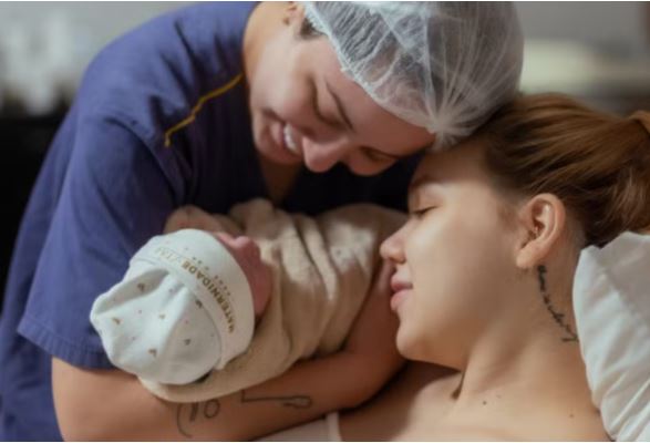 Mari Fernandez e Júlia Ribeiro anunciam nascimento da filha
