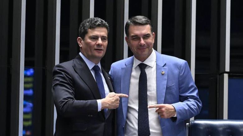 Moro diz que saída de Flávio Bolsonaro do Brasil é