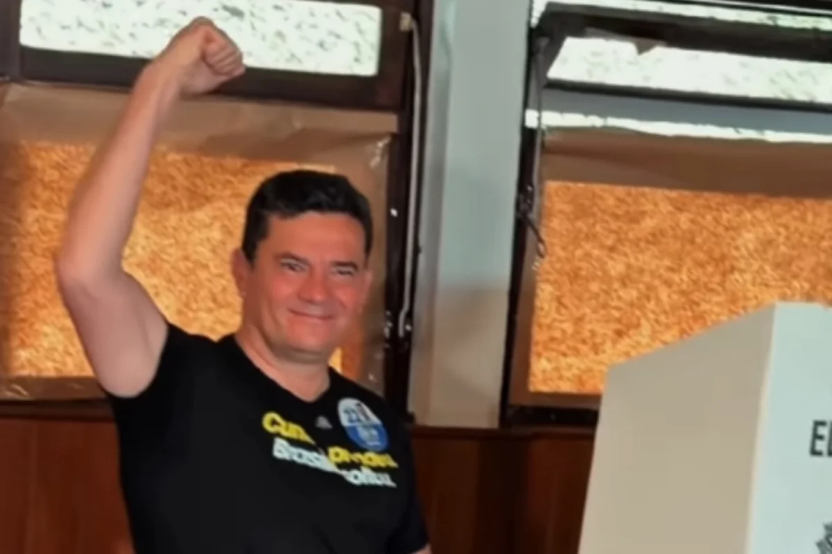 Moro vota no 2º turno e reforça apoio a Flávi