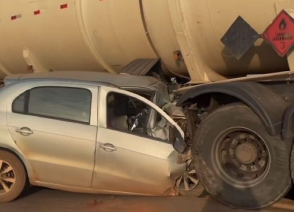 Motorista bate em caminhão e morre na BR-364; carro fica esmagado