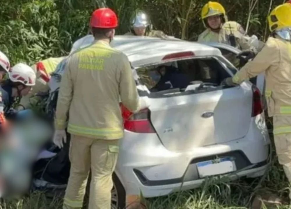 Motorista de 44 anos morre e esposa é resgatada de helicóptero após grave acidente com bitrem
