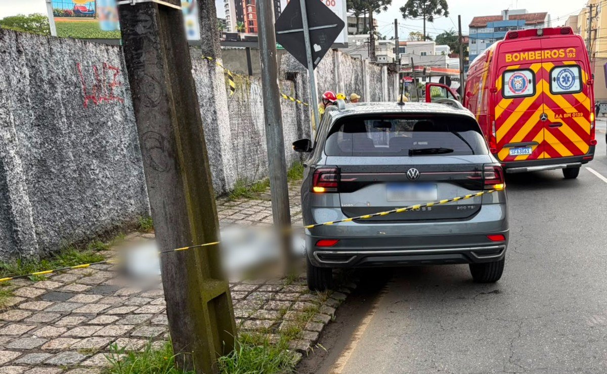 Motorista de 71 anos morre após passar mal e bater carro contra placa de trânsito