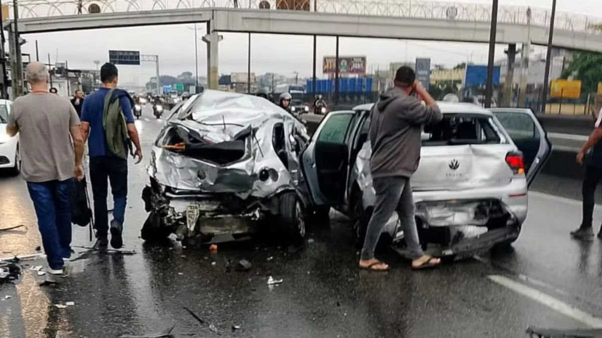 Motorista de ônibus morre após infarto e veículo se envolve em engavetamento com ao menos 20 veículos