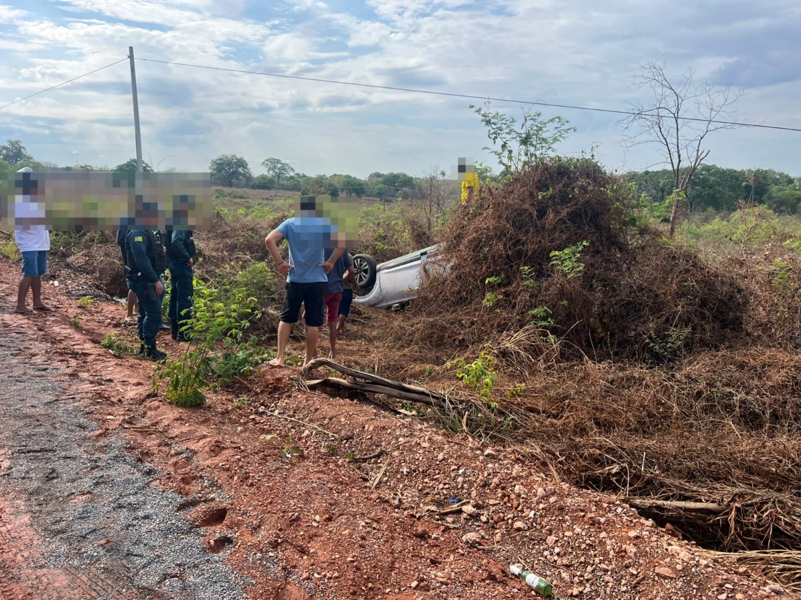 Motorista fica ferido após carro tombar na PI-255 no Sul do Piauí