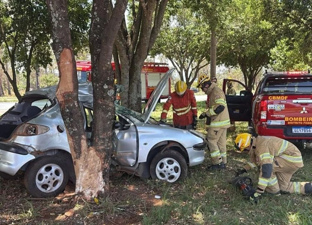 Motorista morre ao bater carro em árvore na BR-020, no balão do Colorado