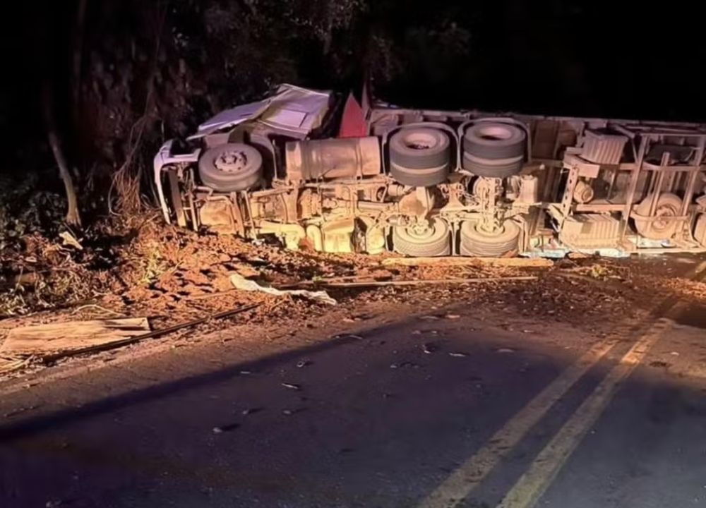 Motorista morre após carreta com carga de fraldas bater em barranco e tombar