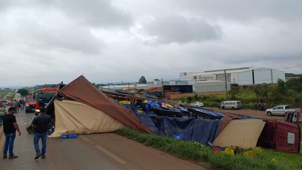 Motorista morre após invadir contramão e bater em carreta na BR-365