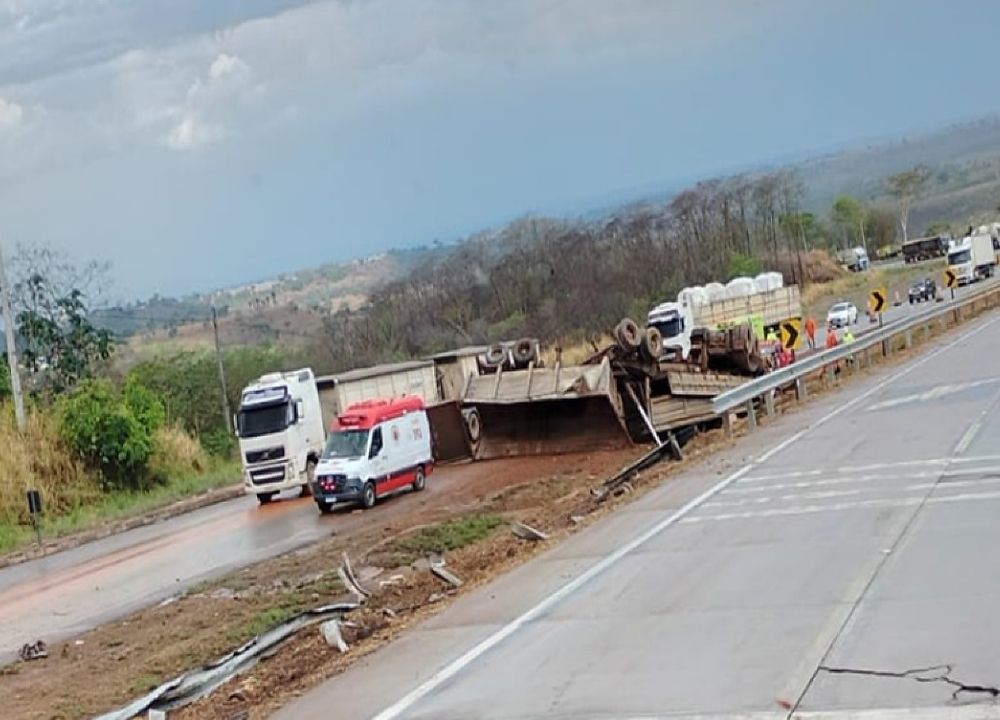 Motorista morre após perder controle de direção, acertar estrutura metálica e capotar carreta
