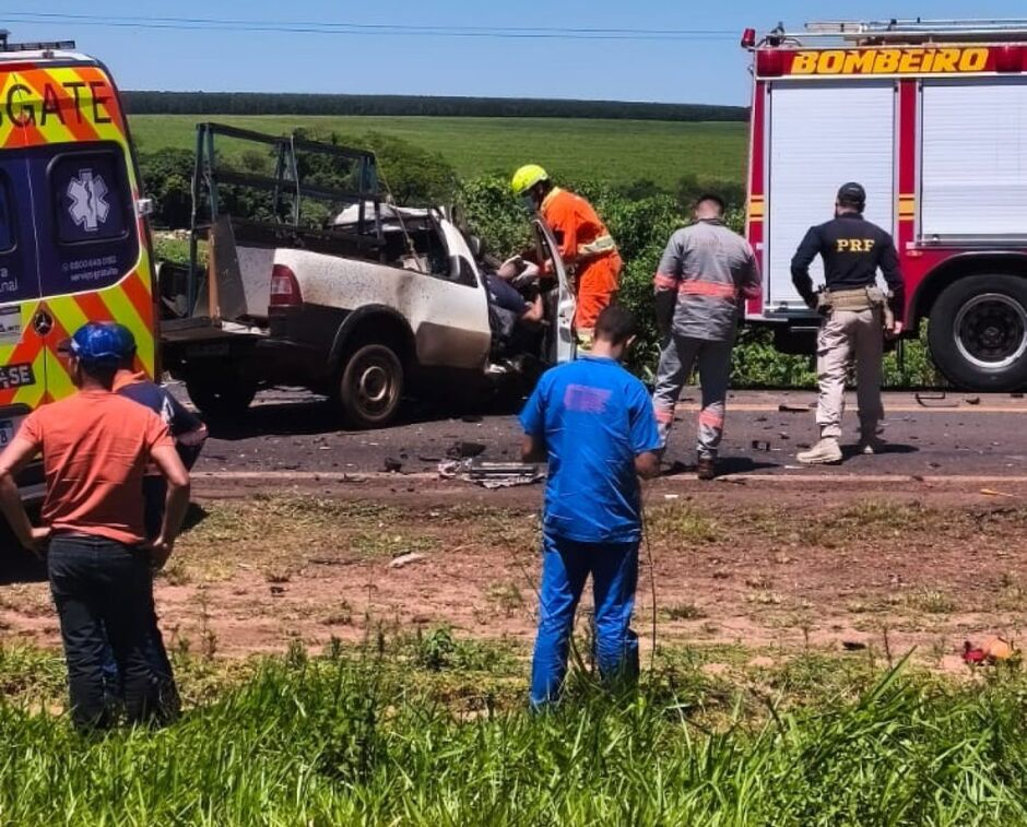Motorista morre e passageiro fica preso às ferragens em batida entre picape e carreta em Naviraí