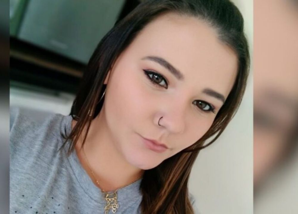 Mulher é morta a golpes de garrafa enquanto dormia em sofá; suspeita é presa após crime