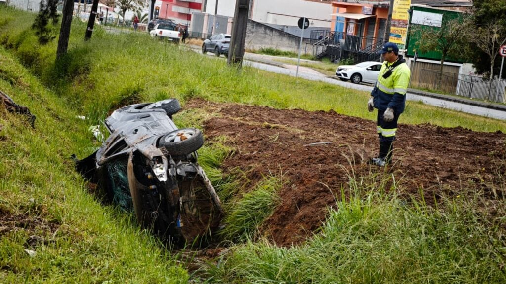 Mulher morre e homem fica gravemente ferido após carro capotar em Curitiba