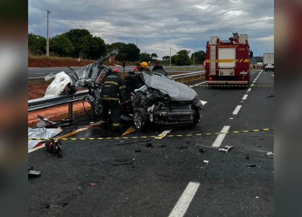 Mulher morre e três pessoas ficam feridas após carro bater na traseira de caminhão em MG