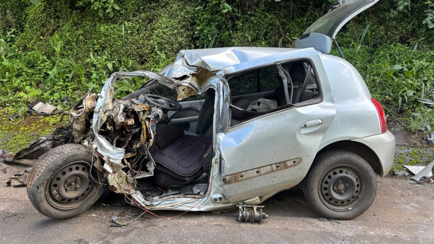 Mulher morre em colisão entre caminhão e carro na manhã deste sábado na SC-157