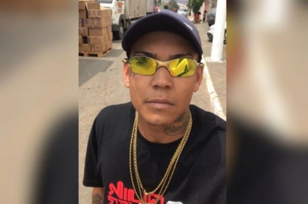 Mulher reage a violência doméstica e mata companheiro MC enforcado
