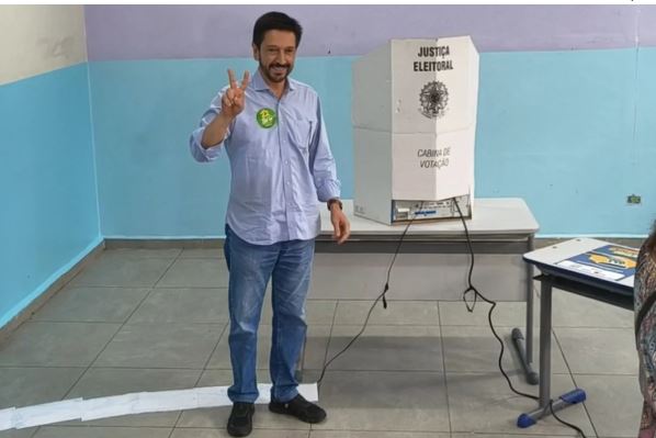 Nunes vota em SP antes de ir a Brasília para acompanhar apuração com Flávio