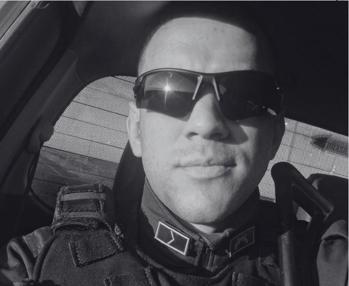 O soldado da Polícia Militar do Piauí Thercio Ewerlon Almendra da Silva morreu nesta quinta-feira (22), após passar seis dias internado em decorrência de um acidente de moto durante uma perseguição policial em Baixa Grande do Ribeiro, no Sul do estado. A colisão ocorreu no dia 16, quando a motocicleta conduzida pelo militar bateu em um carro.  Segundo o capitão Daniel, comandante da 3ª Companhia d