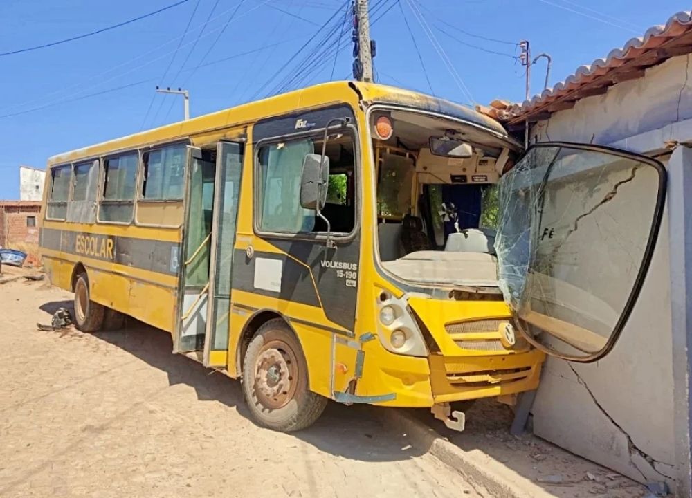 Ônibus escolar atinge motocicleta e residência após descer rua sem controle em Alagoinha do Piauí