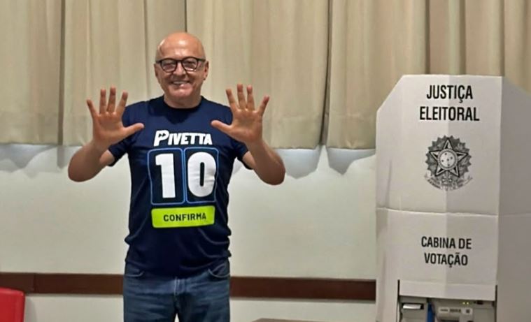 Otaviano Pivetta (Republicanos) foi reeleito governador de Mato Grosso neste domingo (4), no primeiro turno das eleições de 2026. A vitória foi projetada pelo Datafolha com base nos dados da apuração divulgados pela Justiça Eleitoral.  Com 54,10% dos votos válidos, Pivetta abriu vantagem suficiente sobre os adversários e garantiu a permanência no comando do Estado pelos próximos quatro anos. O sen