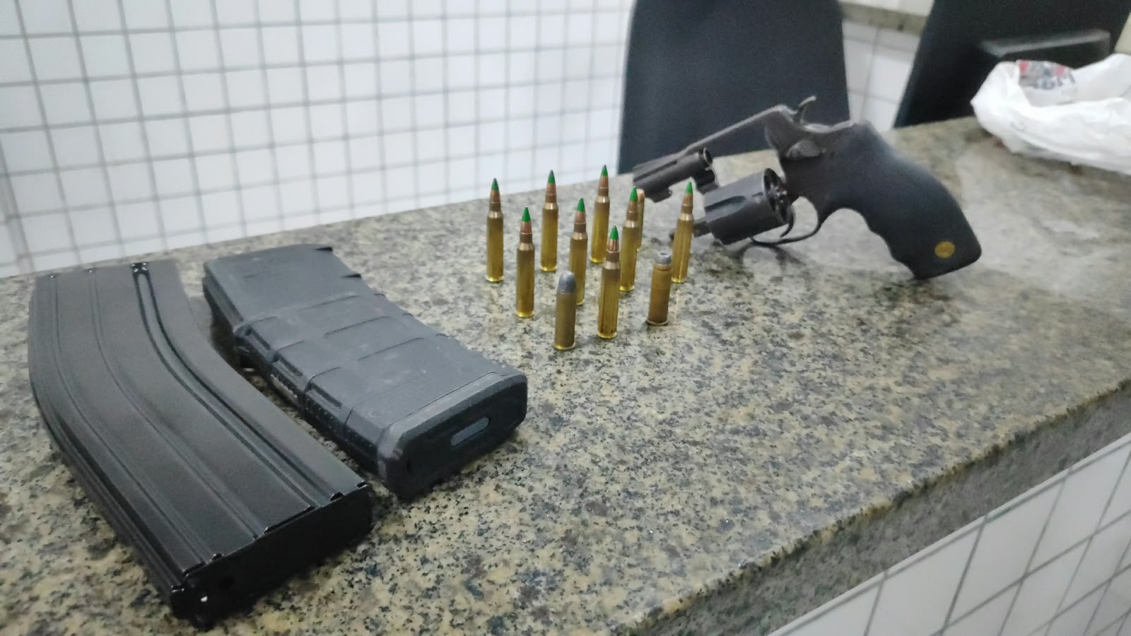 Polícia Militar prende quatro suspeitos após perseguição e apreende armas e munições em Luís Correia