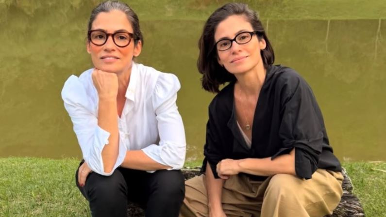 Renata Vasconcellos posa com irmã gêmea e chama atenção